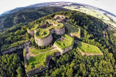 Twierdza Srebrna Góra, jedno z mało znanych miejsc na Dolnym Śląsku, majestatycznie wznosi się wśród zielonych wzgórz.
