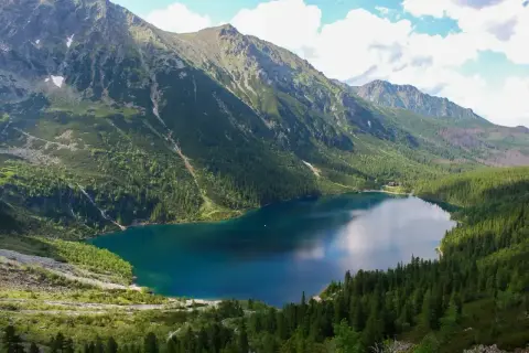Malownicze Morskie Oko otoczone górami i lasem. Spacer do niego to piękna przygoda.