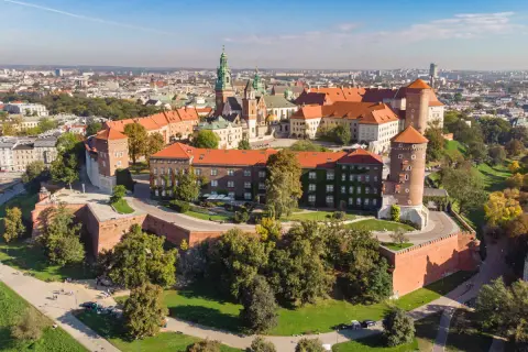 Wawel w jesiennej odsłonie, z widokiem na miasto. Piękny zamek i jego okolice Krakowa zachwycają o każdej porze roku.