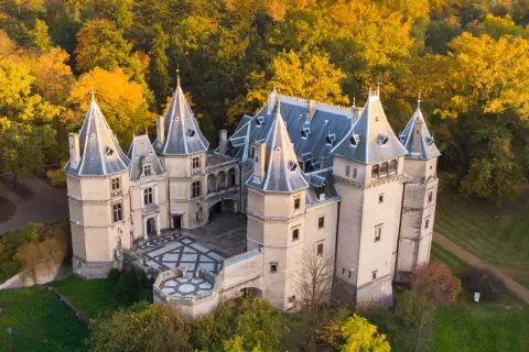 Piękny zamek w otoczeniu jesiennych drzew. Jedno z wielu wspaniałych zamków w Polsce, zachwyca architekturą i malowniczym położeniem.