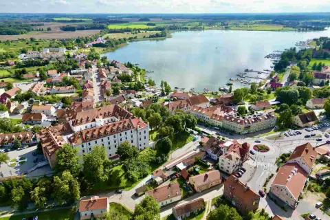 Malownicze Mazury z dziećmi: zamek, jezioro z łódkami i urokliwe miasteczko. Idealne miejsce na rodzinne wakacje.