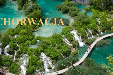 Chorwacja zachwyca wodospadami i turkusową wodą. Odkryj najpiękniejsze miejsca, jak Jeziora Plitwickie, z drewnianymi kładkami wśród zieleni.