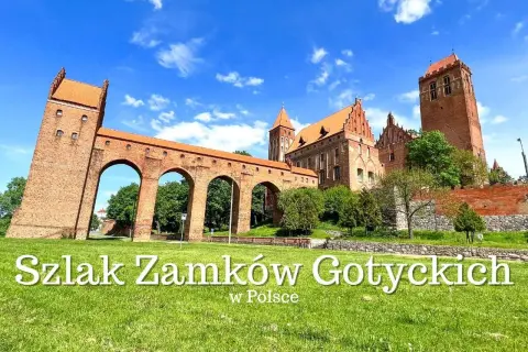 Imponujące zamki krzyżackie w Polsce, z charakterystycznymi ceglanymi murami i łukowymi przejściami, prezentują się wspaniale na tle błękitnego nieba.