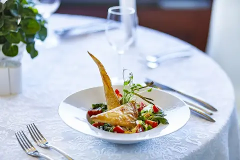 Eleganckie danie na talerzu, idealne na romantyczną kolację. Szukasz miejsca, gdzie zjeść w Świnoujściu? To może być strzał w dziesiątkę!