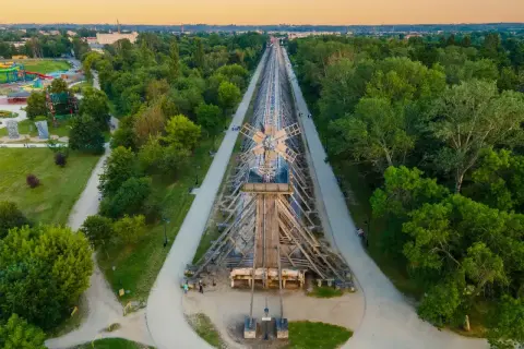 Drewniana tężnia w Ciechocinku, park z atrakcjami i ścieżki spacerowe. Idealne ciechocinek atrakcje na weekend.