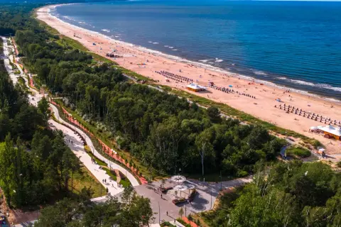 Piękna plaża i promenada nad morzem. Zastanawiasz się, do jakich miast nad morzem można dojechać pociągiem?