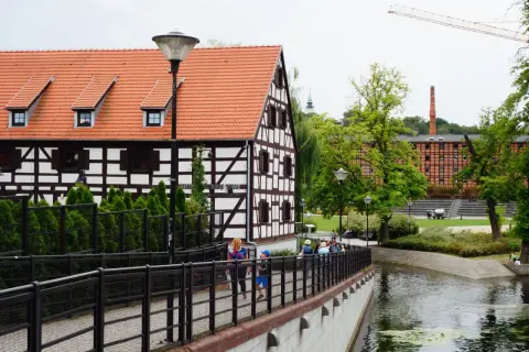Spacer po Wyspie Młyńskiej w Bydgoszczy, gdzie tradycyjna architektura przeplata się z nowoczesnością, tworząc nietypowe atrakcje Bydgoszcz.