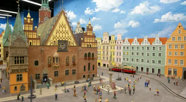 Miniaturowy Rynek we Wrocławiu z kolorowymi kamieniczkami i tramwajem. Idealne wrocławskie atrakcje na weekend, które zachwycą każdego!
