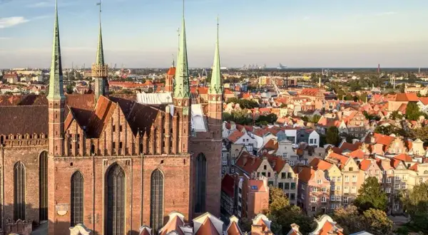 Widok na Bazylikę Mariacką i urokliwe kamienice w Gdańsku Stare Miasto.