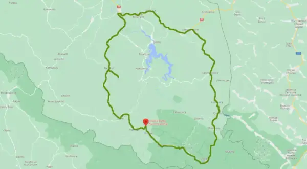 Mapa z zaznaczoną trasą Wielka Pętla Bieszczadzka, prowadzącą przez malownicze tereny górskie i wzdłuż Jeziora Solińskiego.