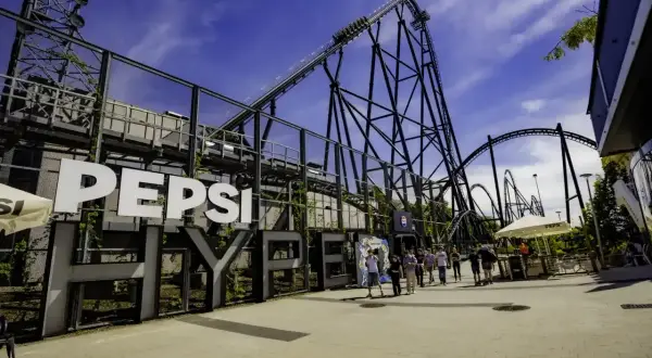 Rollercoaster w Energylandii, widok na napis Pepsi. Wiele osób szuka energylandia opinie, by zaplanować wizytę.