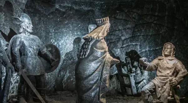 Figury z soli w kopalni Wieliczka. Wojownik z tarczą i mieczem, królowa i górnik.