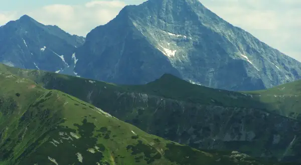 Majestatyczny szczyt w Tatrach Wysokich, 2494 m, góruje nad zielonymi zboczami.