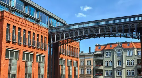 Nowoczesna architektura i zabytkowe kamienice tworzą ciekawe połączenie. To jedne z fajnych miejsc w Poznaniu, które warto zobaczyć.
