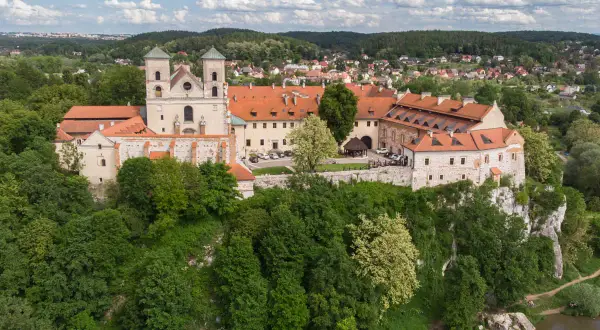 Opactwo Benedyktynów w Tyńcu, jeden z najpiękniejszych zabytków Małopolski, góruje nad Wisłą.