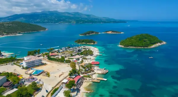 Rajska plaża z wysepkami, idealne miejsce na albania wakacje. Turkusowa woda, zielone wzgórza i słońce.