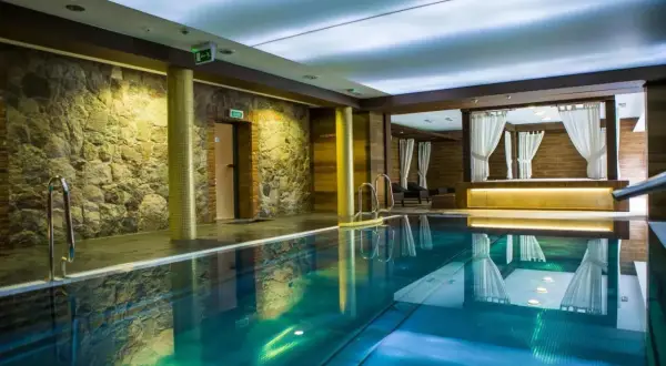 Basen w hotelu spa na Kaszubach. Kamienne ściany i turkusowa woda tworzą relaksującą atmosferę.