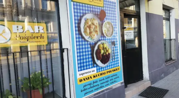 Bar Pospiech w Lublinie, gdzie zjesz tanio polskie dania: pierogi, flaki, żeberka. Od 1981 roku.