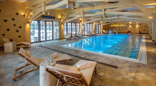 Relaks w basenie z wodnymi atrakcjami. Idealne miejsce na wypoczynek w polskich hotelach spa.