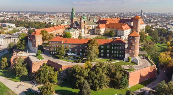 Wawel w jesiennej odsłonie, z widokiem na miasto. Piękny zamek i jego okolice Krakowa zachwycają o każdej porze roku.