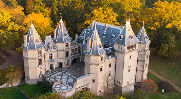 Piękny zamek w otoczeniu jesiennych drzew. Jedno z wielu wspaniałych zamków w Polsce, zachwyca architekturą i malowniczym położeniem.