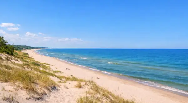 Piękna plaża nad Bałtykiem, z wydmami porośniętymi trawą. Ciekawe morze bałtyckie oferuje wiele atrakcji.