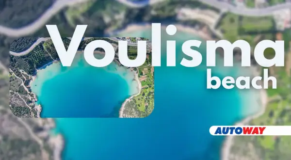 Widok z lotu ptaka na Voulsima beach z turkusową wodą i zielonymi wzgórzami. Logo Autoway.