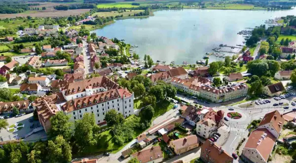 Malownicze Mazury z dziećmi: zamek, jezioro z łódkami i urokliwe miasteczko. Idealne miejsce na rodzinne wakacje.