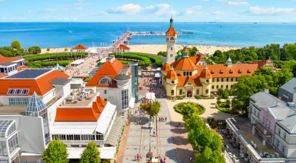 Piękne miasta nad morzem, z plażą, molo i urokliwą architekturą.