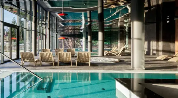 Relaks w basenie i jacuzzi. Idealne szklarska poręba noclegi z basenem dla Twojego wypoczynku.
