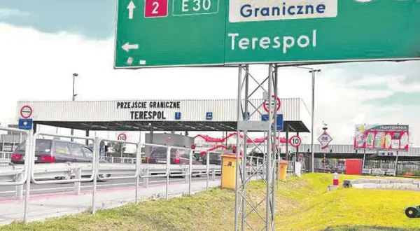 Przejście graniczne Terespol. Znaki drogowe kierują do E30 i na drogę nr 2. Samochody czekają na odprawę.