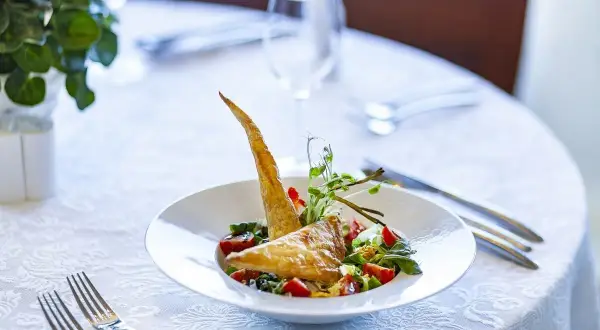 Eleganckie danie na talerzu, idealne na romantyczną kolację. Szukasz miejsca, gdzie zjeść w Świnoujściu? To może być strzał w dziesiątkę!