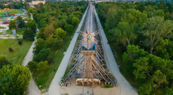 Drewniana tężnia w Ciechocinku, park z atrakcjami i ścieżki spacerowe. Idealne ciechocinek atrakcje na weekend.