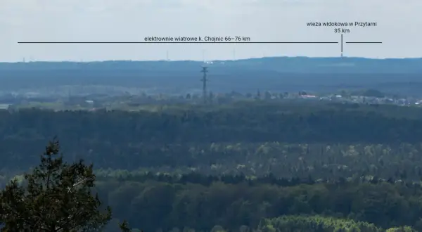 Widok na lasy i pola, z zaznaczoną wieżą widokową w Przytarni (35 km) i elektrowniami wiatrowymi k. Chojnic (66-76 km). To najwyższe wzniesienie na Kaszubach.