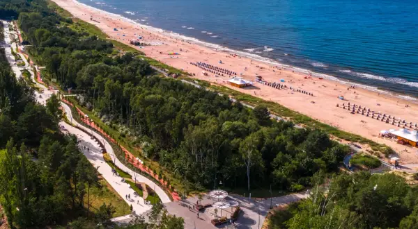 Piękna plaża i promenada nad morzem. Zastanawiasz się, do jakich miast nad morzem można dojechać pociągiem?