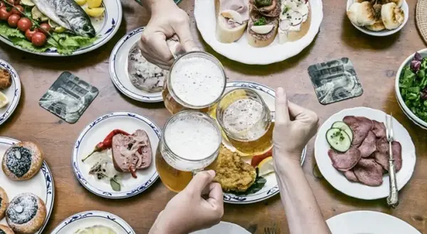 Uczta w stylu kuchnia czeska: ryba, kiełbasa, sery, piwo i przekąski.