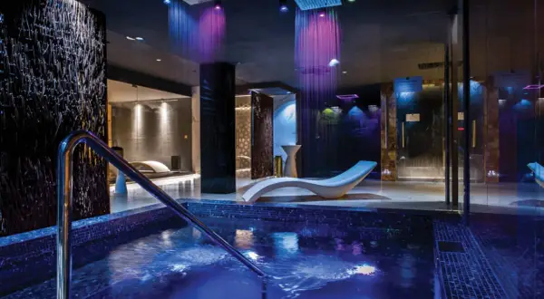 Relaks w hotelu spa z basenem i kolorowymi prysznicami. Idealne miejsce na udany wypoczynek nad morzem.