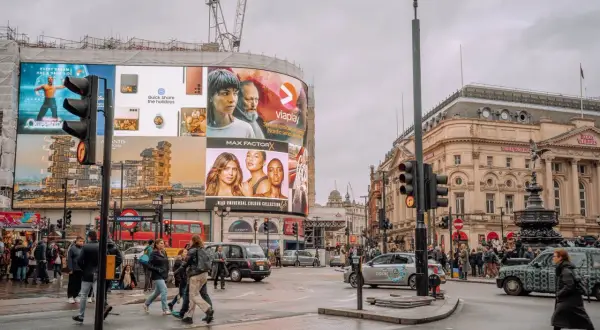 Tętniące życiem Piccadilly Circus z neonami, ludźmi i słynnymi billboardami.