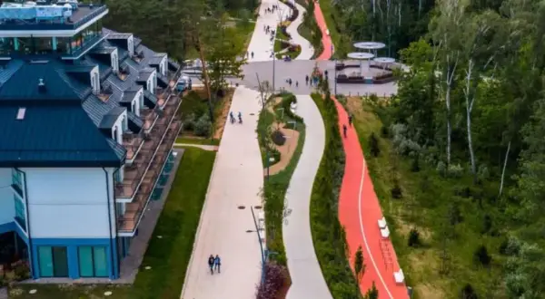 Nowoczesna promenada w Świnoujściu oferuje liczne atrakcje: ścieżki spacerowe, rowerowe i biegowe, a także malownicze widoki na otaczającą zieleń i nowoczesną architekturę.