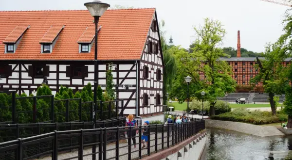 Spacer po Wyspie Młyńskiej w Bydgoszczy, gdzie tradycyjna architektura przeplata się z nowoczesnością, tworząc nietypowe atrakcje Bydgoszcz.