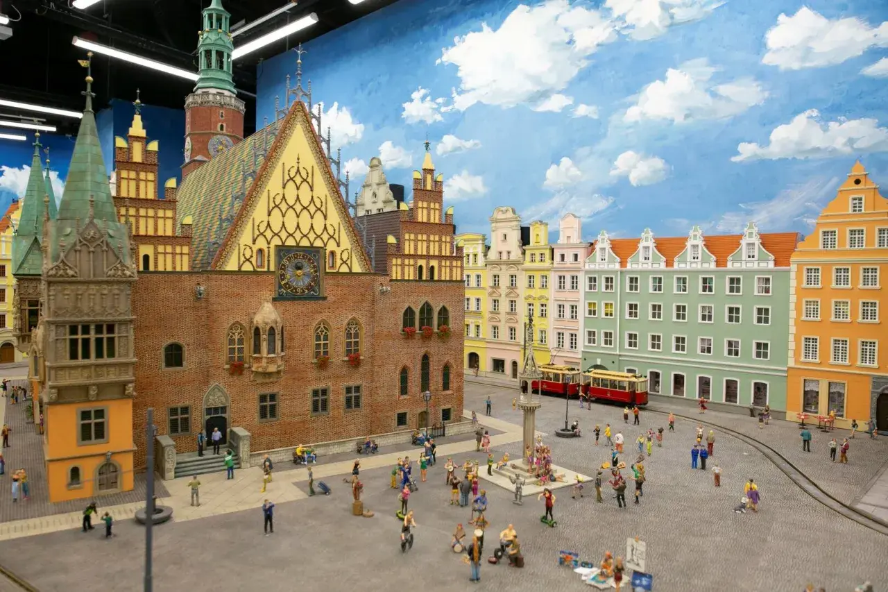 Miniaturowy Rynek we Wrocławiu z kolorowymi kamieniczkami i tramwajem. Idealne wrocławskie atrakcje na weekend, które zachwycą każdego!