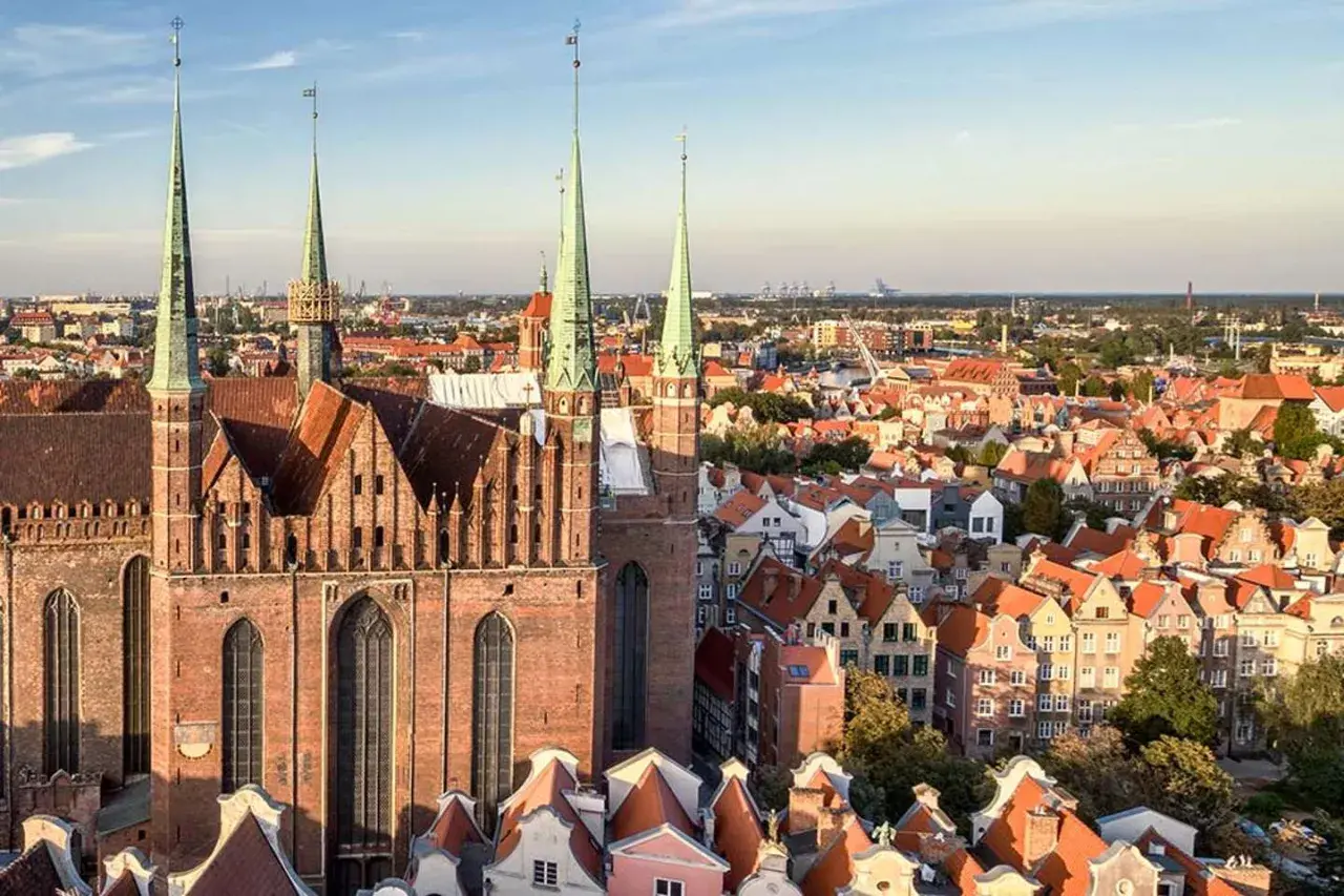 Widok na Bazylikę Mariacką i urokliwe kamienice w Gdańsku Stare Miasto.