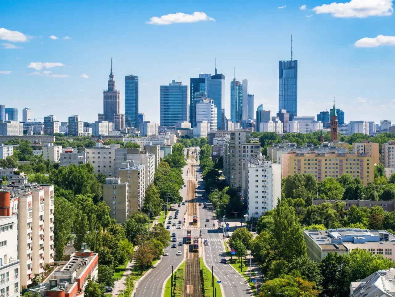 Widok na warszawską panoramę z Pałacem Kultury i Nauki. Idealne miejsce na city break z Warszawy, pełne zieleni i nowoczesnej architektury.