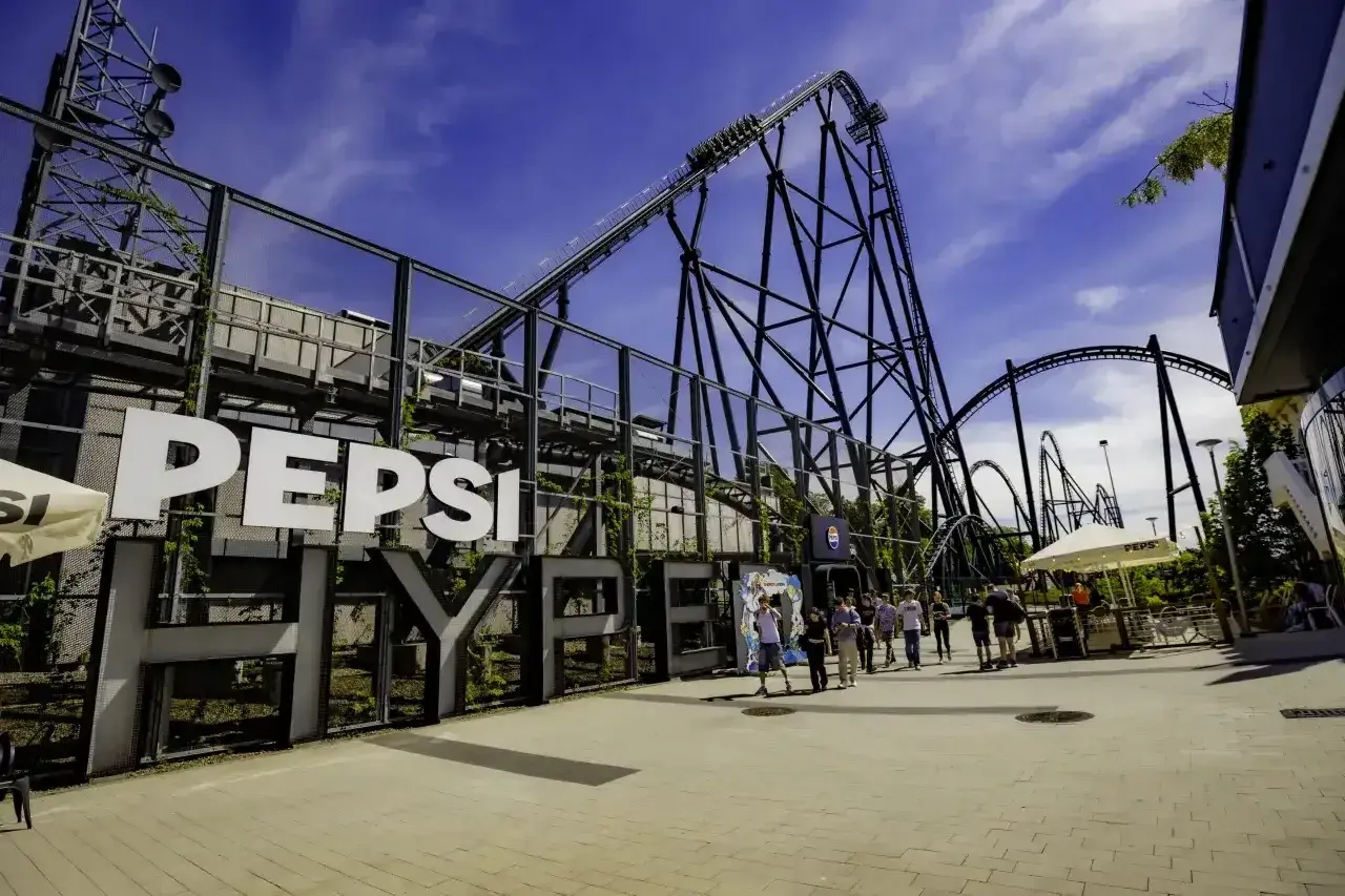 Rollercoaster w Energylandii, widok na napis Pepsi. Wiele osób szuka energylandia opinie, by zaplanować wizytę.