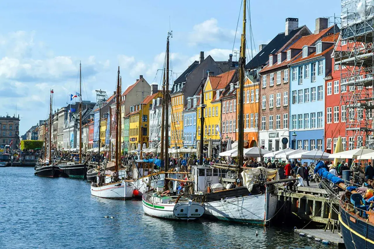 Kolorowe kamienice i żaglowce w malowniczym porcie Nyhavn w Kopenhadze.