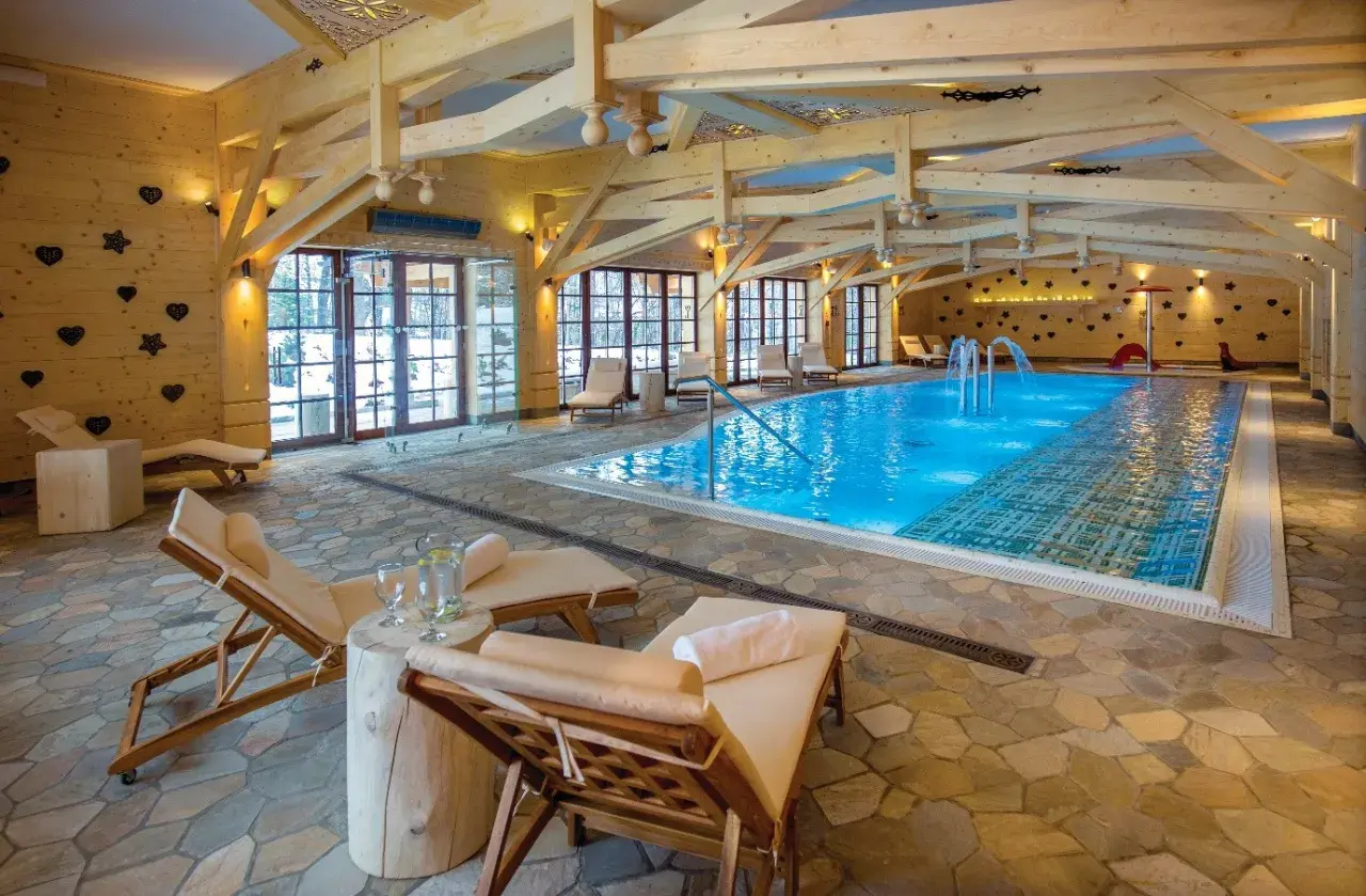 Relaks w basenie z wodnymi atrakcjami. Idealne miejsce na wypoczynek w polskich hotelach spa.