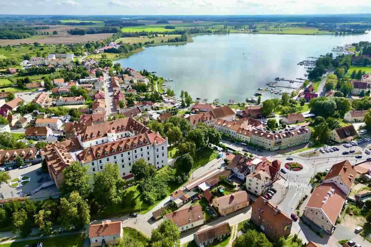 Malownicze Mazury z dziećmi: zamek, jezioro z łódkami i urokliwe miasteczko. Idealne miejsce na rodzinne wakacje.