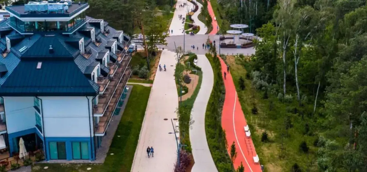 Nowoczesna promenada w Świnoujściu oferuje liczne atrakcje: ścieżki spacerowe, rowerowe i biegowe, a także malownicze widoki na otaczającą zieleń i nowoczesną architekturę.