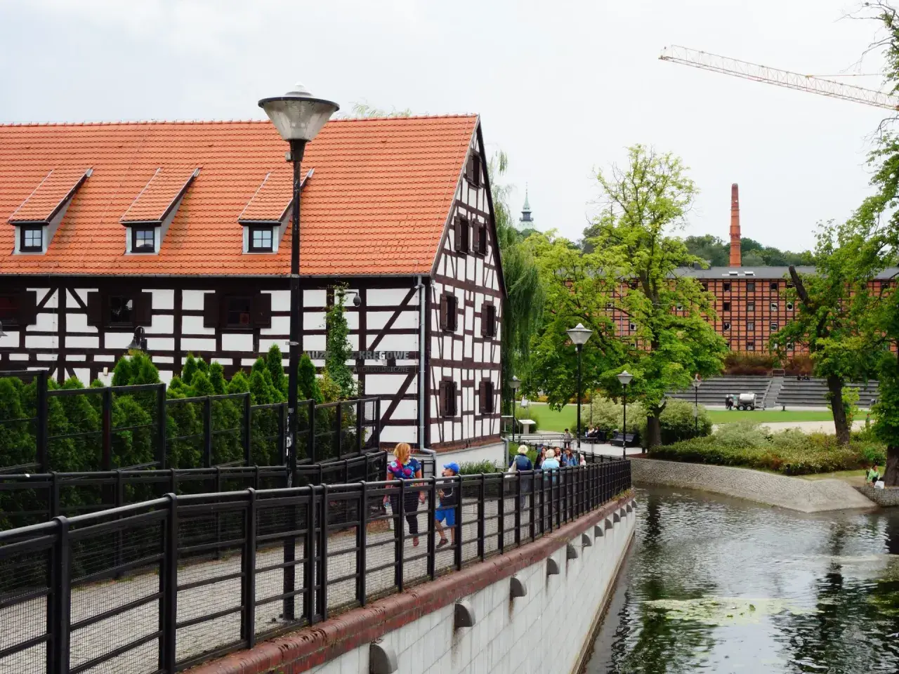 Spacer po Wyspie Młyńskiej w Bydgoszczy, gdzie tradycyjna architektura przeplata się z nowoczesnością, tworząc nietypowe atrakcje Bydgoszcz.