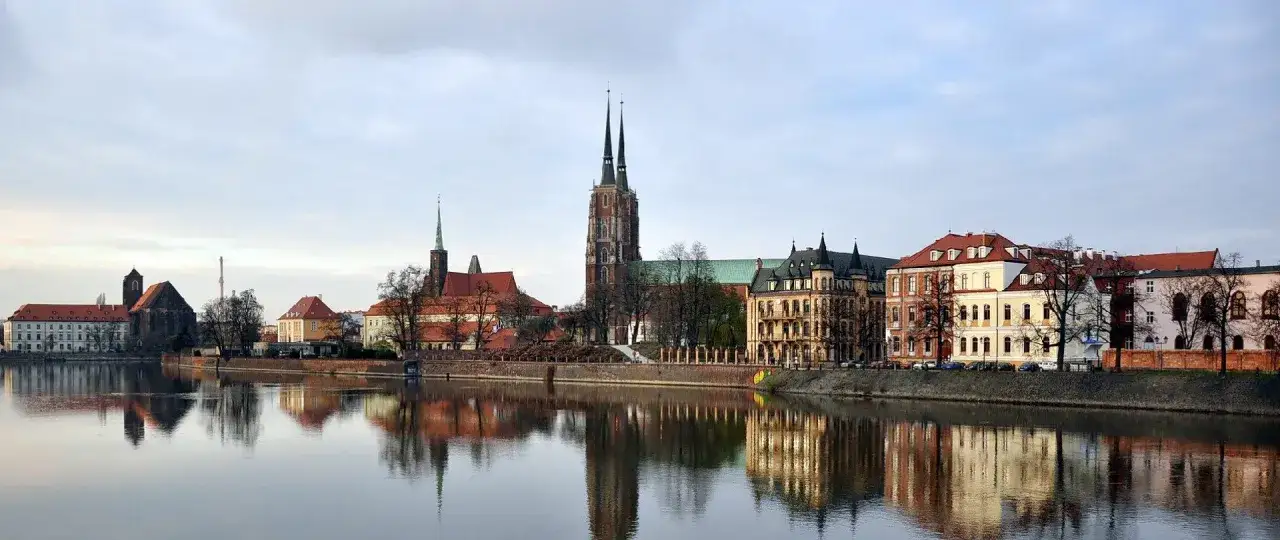 Panorama Wrocławia z Ostrów Tumskim i zabytkowymi kamienicami nad Odrą. Idealne wrocławskie atrakcje na weekend.